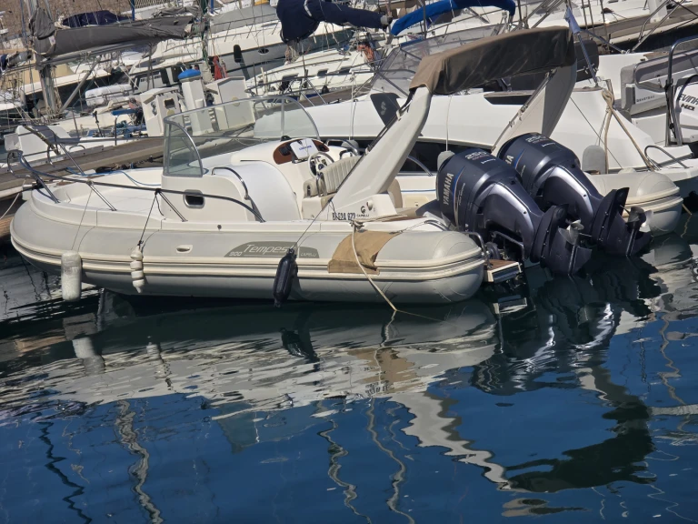 Hire RIB Capelli with a boat licence