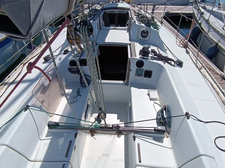 Hire Sailboat with or without skipper Jeanneau Lorient