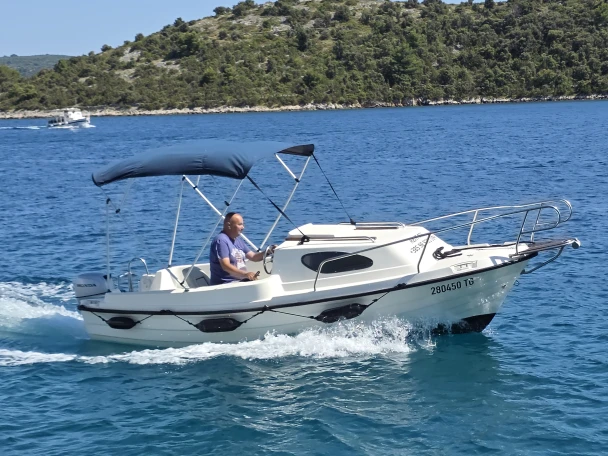 Hire Motorboat Adria with a boat licence