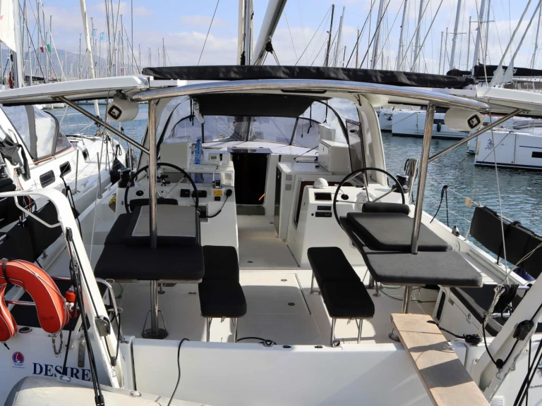 Hire Sailboat Jeanneau with a boat licence