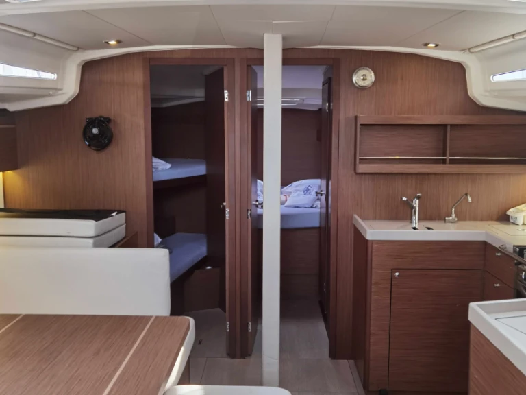 Sailboat hire in Alimos - Bénéteau Oceanis 40.1