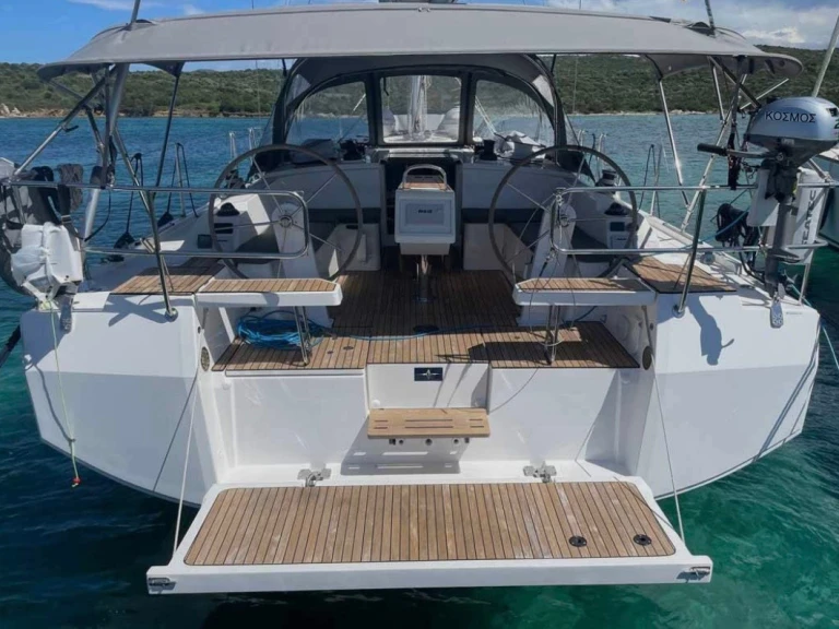 Hire a Bavaria Bavaria C42 /3cab Skiathos