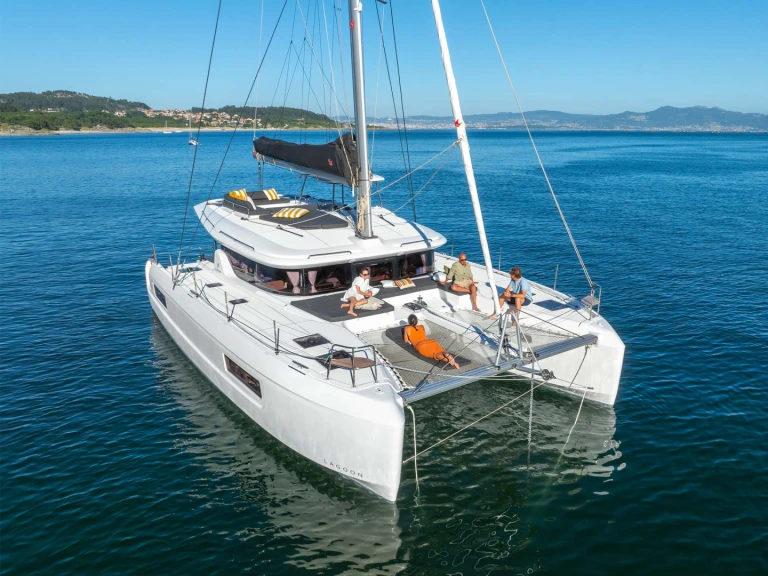 Yacht hire Néa Péramos cheap Lagoon 43 (6 cab.)