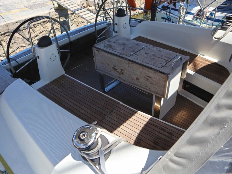 Hire a Bavaria Bavaria Cruiser 40 /3cab Alimos