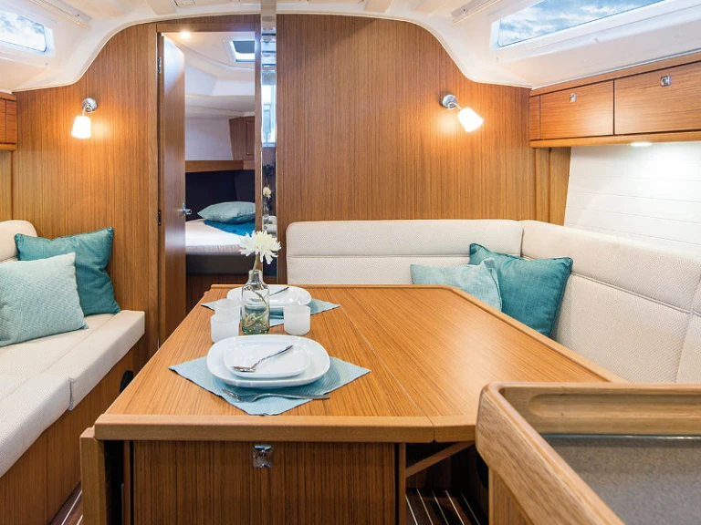 Yacht hire Pula cheap Cruiser 37