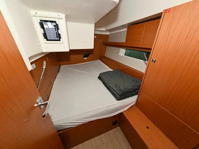 Charter a Bavaria Bavaria C45 in Pula on Samboat