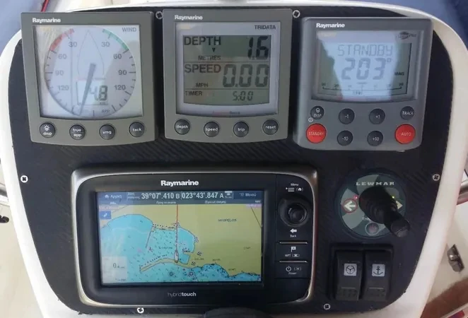 Hire a Bavaria Bavaria 38/3 cab Ávdira