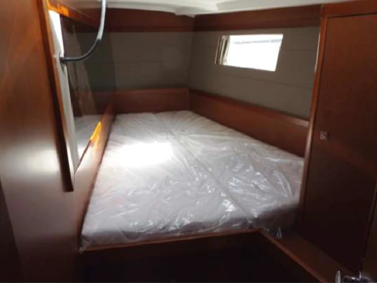 Charter a Bénéteau Oceanis 48 /5cab in Kalkara on Samboat