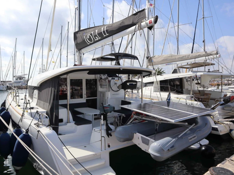 Charter a Lagoon Lagoon 40/4 cab in Alimos on Samboat