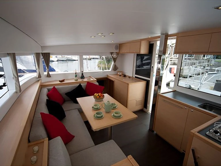 Hire Catamaran Lagoon with a boat licence