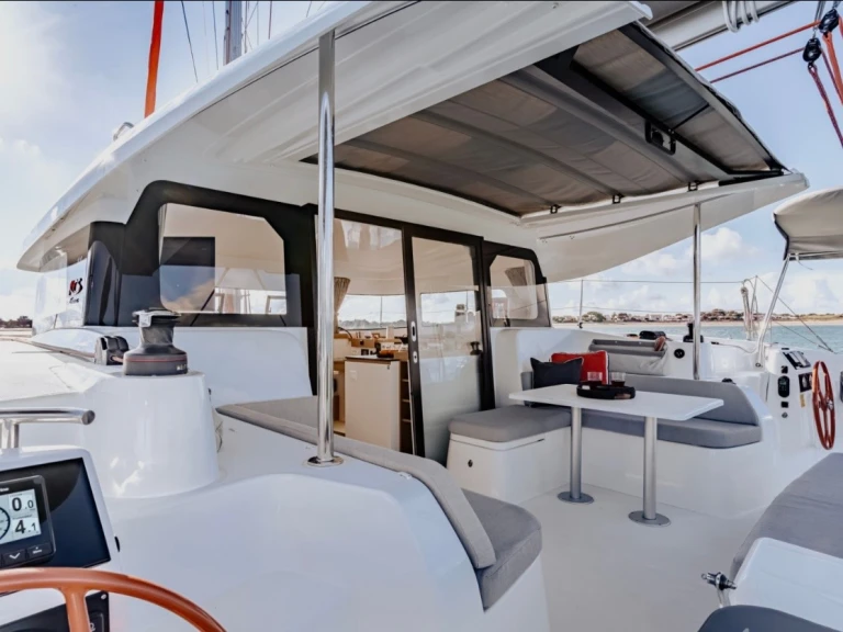 Catamaran hire in Lefkáda - Excess Excess 11 (Cat)/6 cab