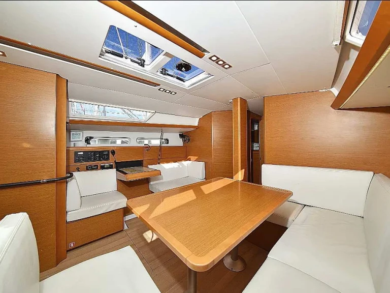 Hire Sailboat Jeanneau with a boat licence