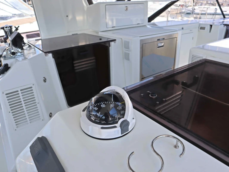 Hire Sailboat Jeanneau with a boat licence
