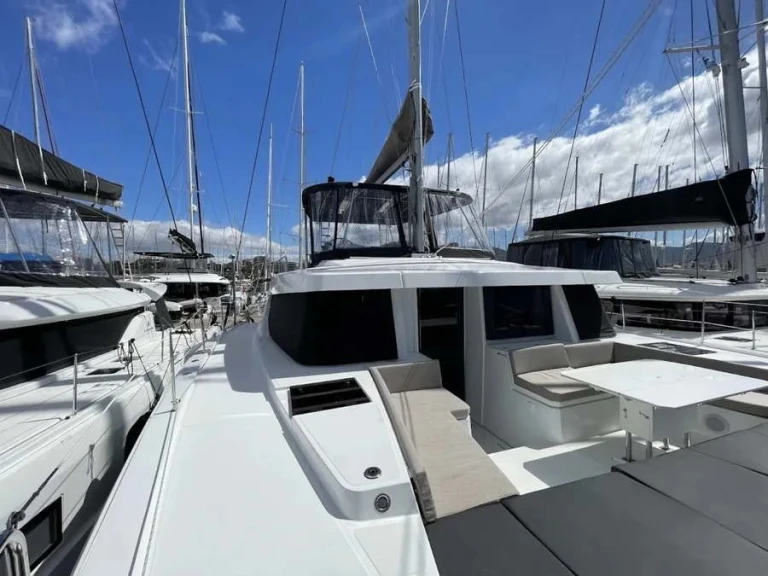 Hire a Bali Bali 4.8/6 cab Alimos