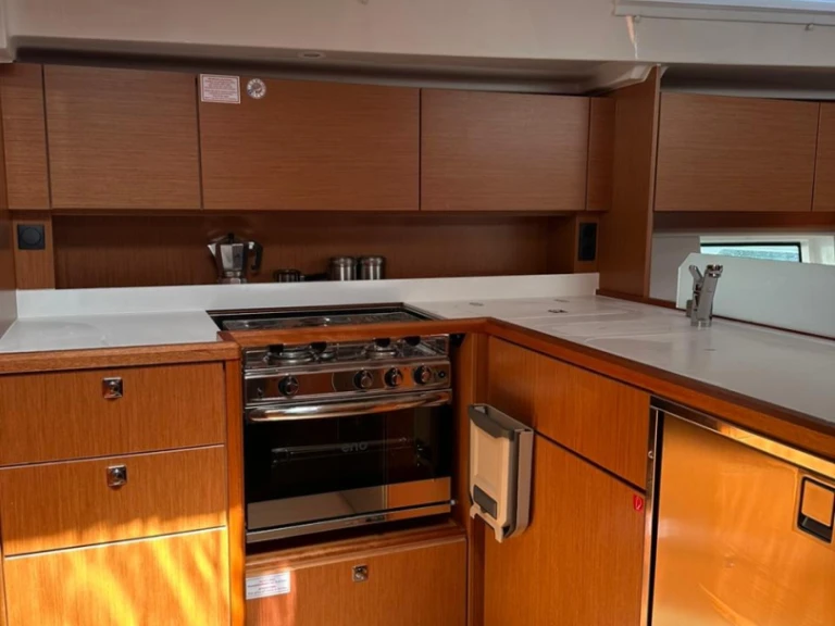 Charter a Bavaria Bavaria C45 Holiday /5cab in Alimos on Samboat