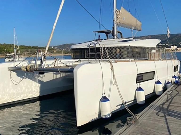 Hire a Lagoon Lagoon 40/4 cab, 2WC Bormes-les-Mimosas