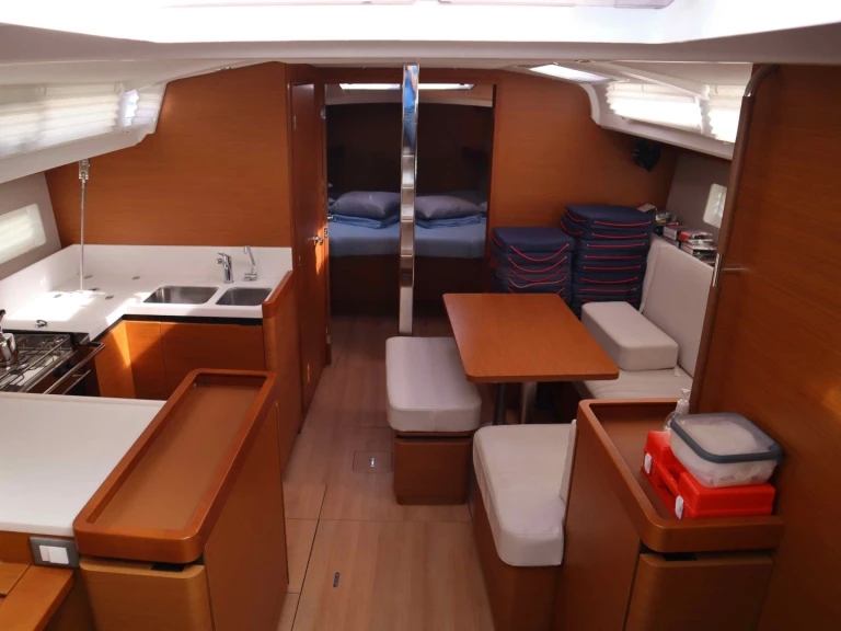 Hire Sailboat with or without skipper Jeanneau Lefkáda