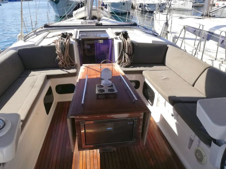 Sailboat hire in Kalkara - Dufour Dufour 520 Grand Large /5cab