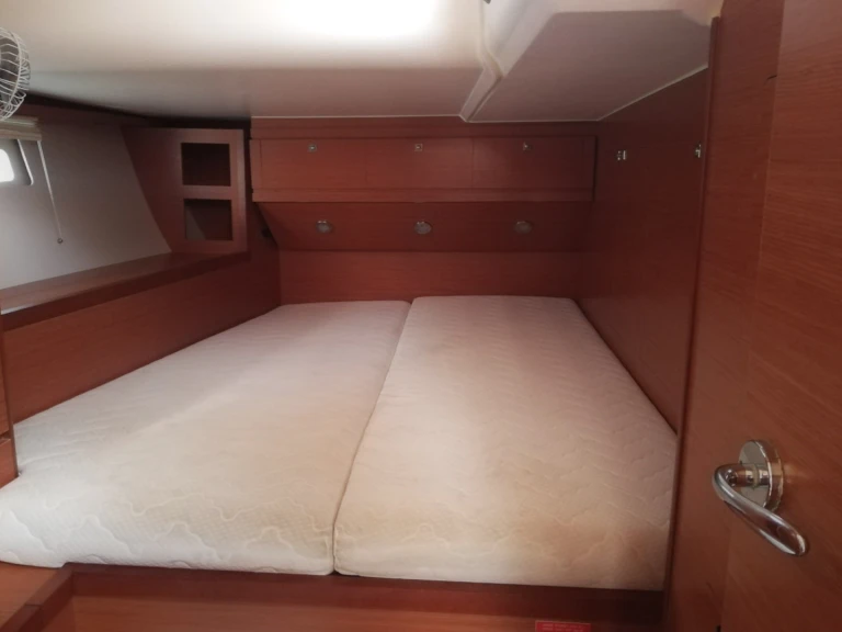 Charter a Dufour Dufour 520 Grand Large /5cab in Kalkara on Samboat