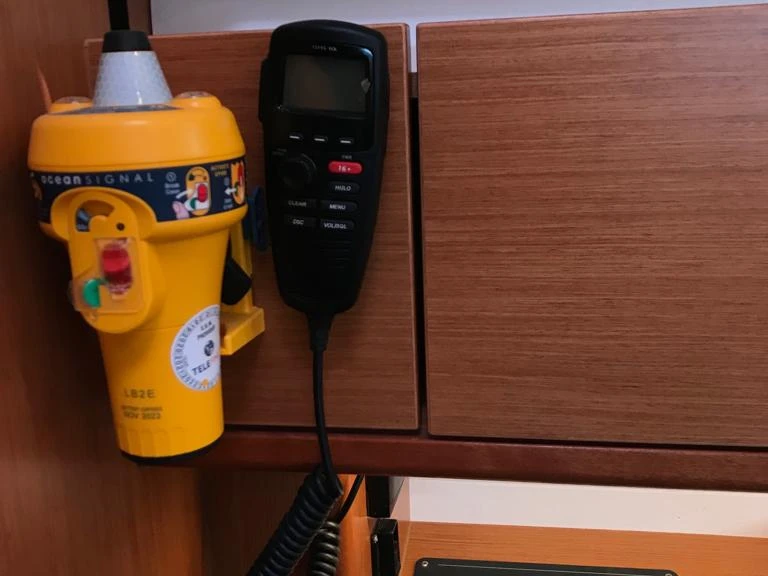 Sailboat to hire Alimos at the best price
