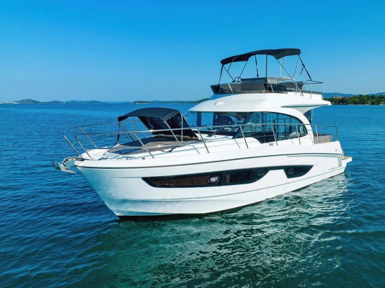 Hire a Bénéteau Antares 11 FLY Biograd na Moru