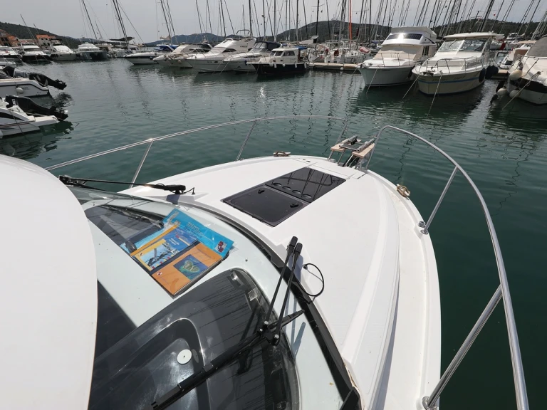 Hire Motorboat Bénéteau with a boat licence