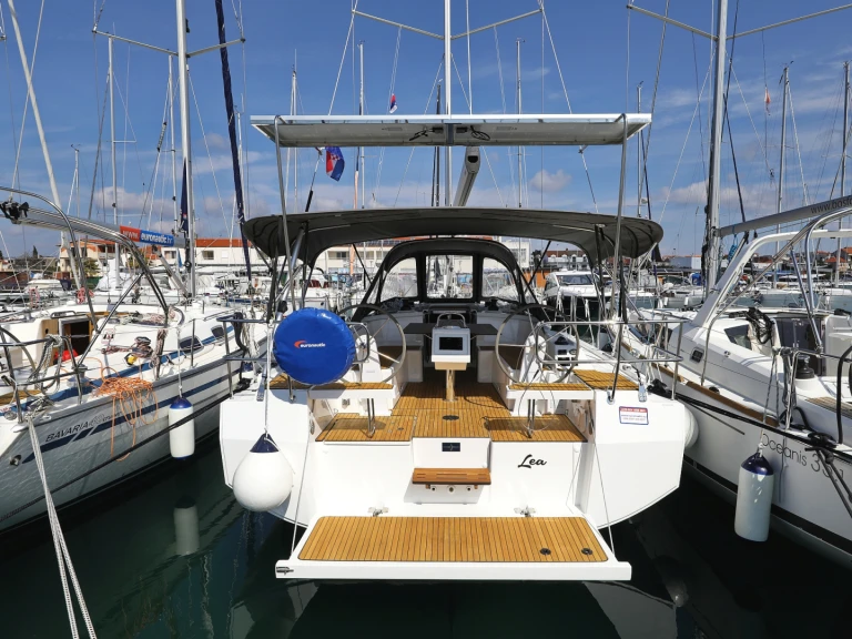 Hire a Bavaria Bavaria C38 Biograd na Moru