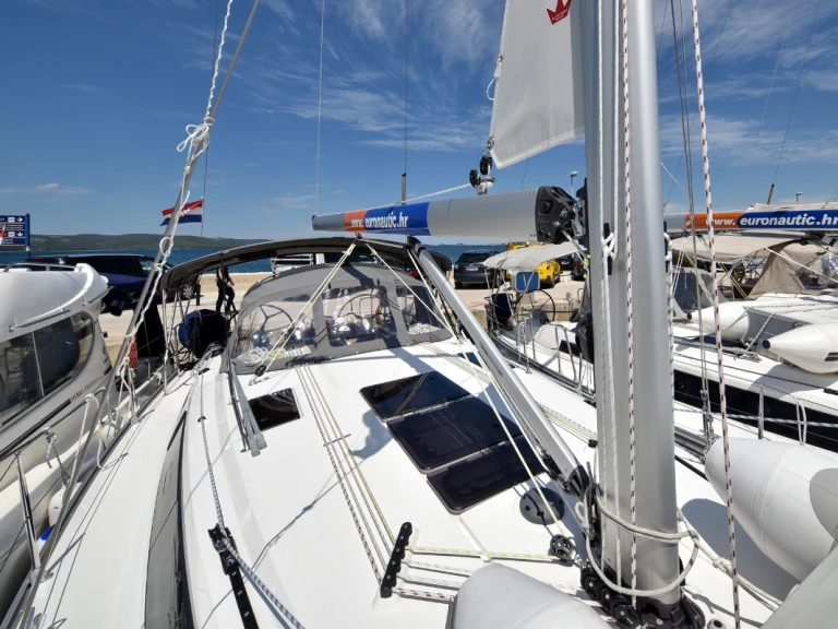 Hire Sailboat Bavaria with a boat licence