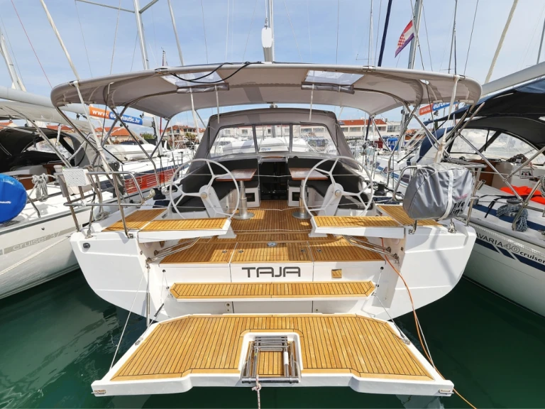 Charter a Hanse Hanse 410 in Biograd na Moru on Samboat
