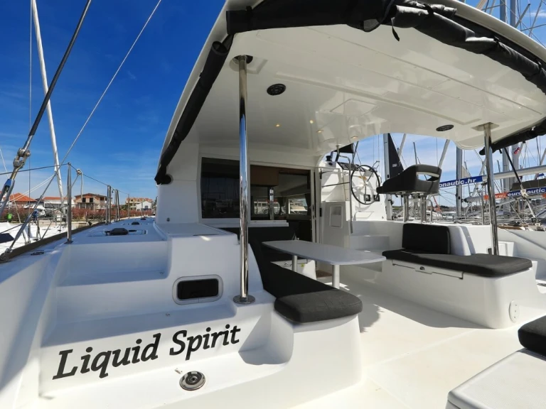 Hire Catamaran Lagoon with a boat licence