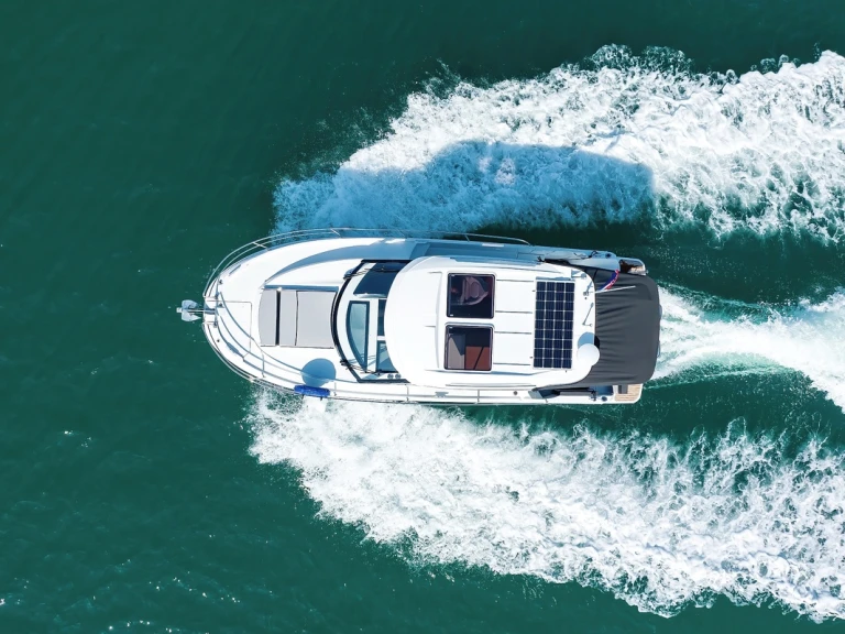 Charter a Jeanneau Merry Fisher 895 in Biograd na Moru on Samboat