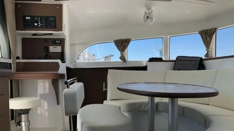 Hire Catamaran Lagoon with a boat licence