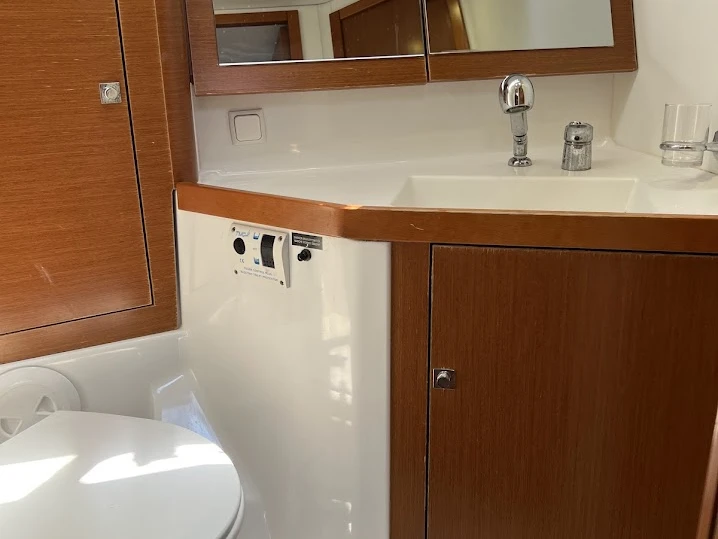 Charter a Bénéteau Oceanis 45 /4cab in Gouvia on Samboat