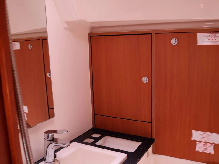 Sailboat to hire Alimos at the best price