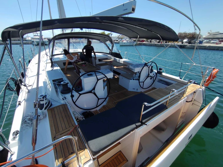 Charter a Bavaria Bavaria C57 /5cab in Alimos on Samboat