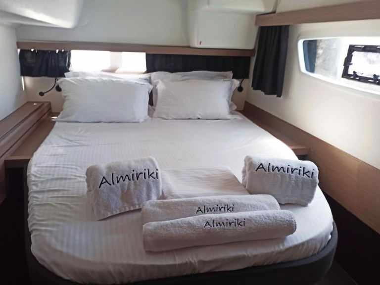 Hire a Fountaine Pajot Isla 40/5 cab Paros (Island)