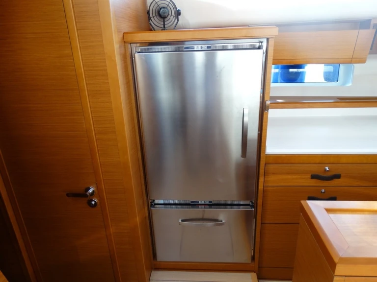Charter a Jeanneau Jeanneau 54 /6cab in Volos on Samboat