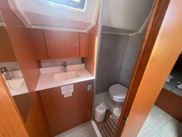 Hire a Bavaria Bavaria C42 /3cab Paros (Island)