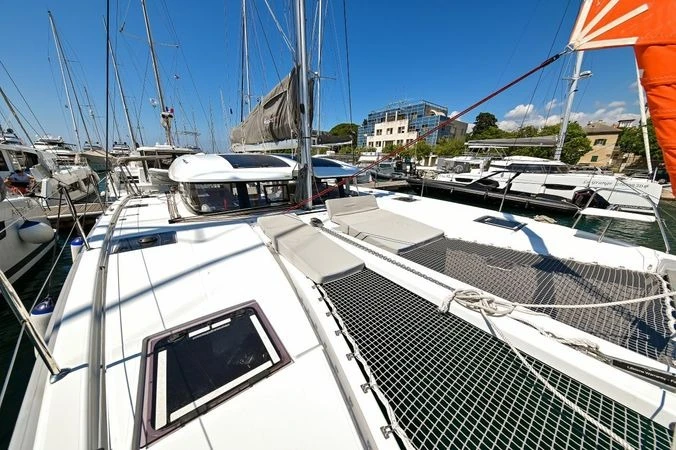 Catamaran to hire Pula at the best price