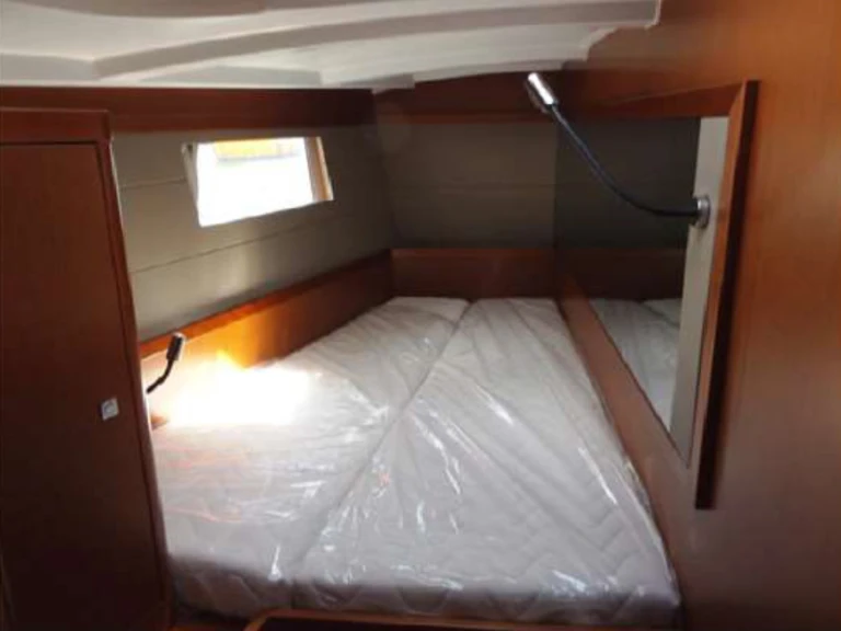Hire a Bénéteau Oceanis 48 /5cab Kalkara