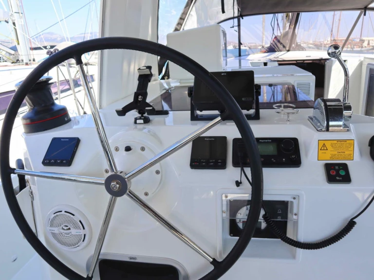 Sailboat to hire Néa Péramos at the best price