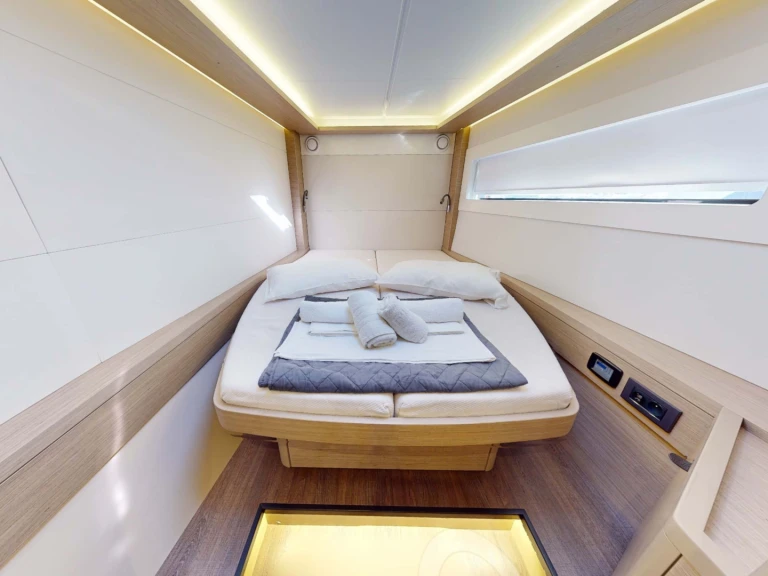 Hire a Lagoon Lagoon 46 Fly (6 cab.) Alimos