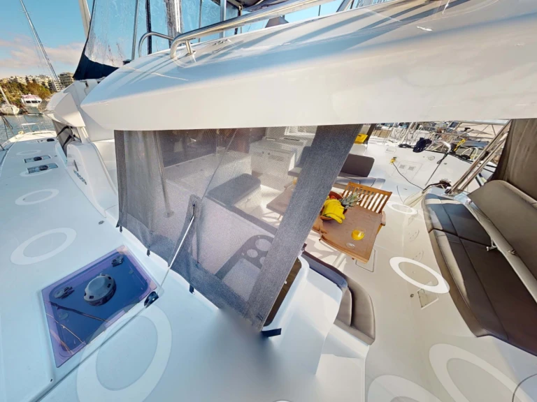 Catamaran hire in Alimos - Lagoon Lagoon 46 Fly (6 cab.)
