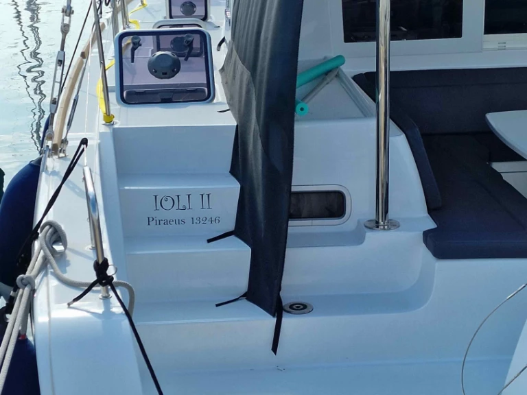Charter a Lagoon Lagoon 40/4 cab in Alimos on Samboat