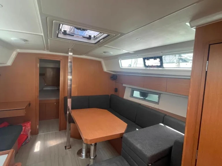 Hire Sailboat Bavaria with a boat licence