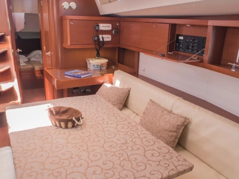 Hire a Bénéteau Oceanis 48 /5cab Ávdira