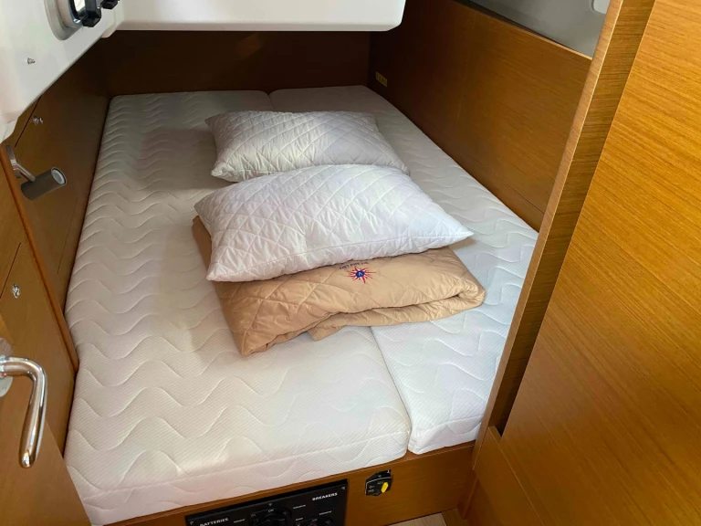 Charter a Jeanneau Sun Odyssey 410 /3cab in Lefkáda on Samboat