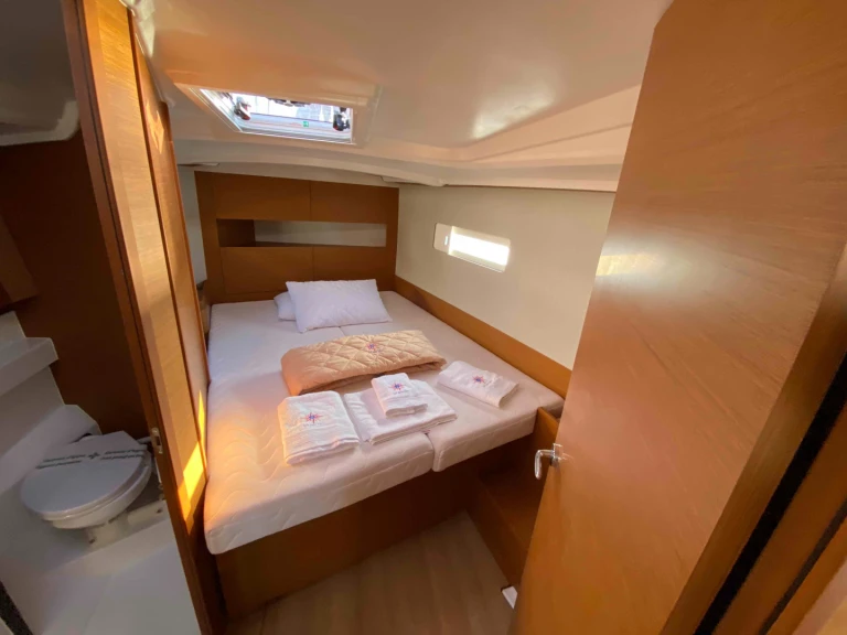 Hire Sailboat Jeanneau with a boat licence