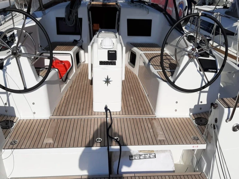 Charter a Jeanneau Sun Odyssey 410 /3cab in Bormes-les-Mimosas on Samboat