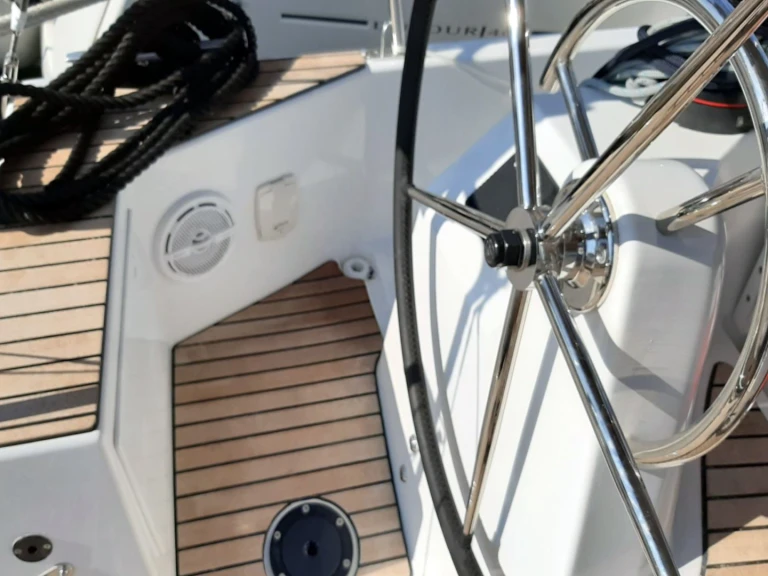 Hire Sailboat Jeanneau with a boat licence